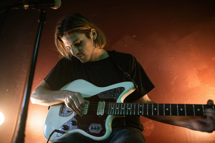 solo guitarist